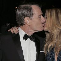 Bryan Cranston y Julia Roberts se besan en la gala de los Premios Emmy 2014