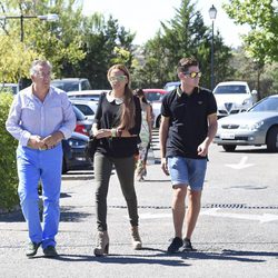 Gloria Camila con tu tío Aniceto y su primo Chema Esteban en el funeral de Pablo Mora
