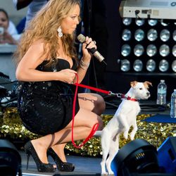 Mariah Carey en el escenario con su perro 