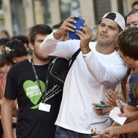 Frank Cuesta atendiendo a sus fans en el estreno de 'Wild Frank' en el FesTVal de Vitoria 2014