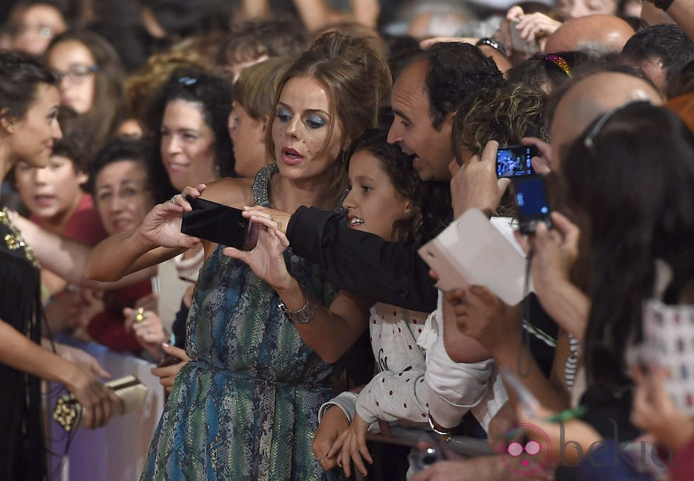 Miryam Gallego con los fans en el estreno de la sexta temporada de 'Águila Roja' en el FesTVal 2014