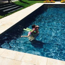 Mariah Carey en la piscina con su hija Monroe