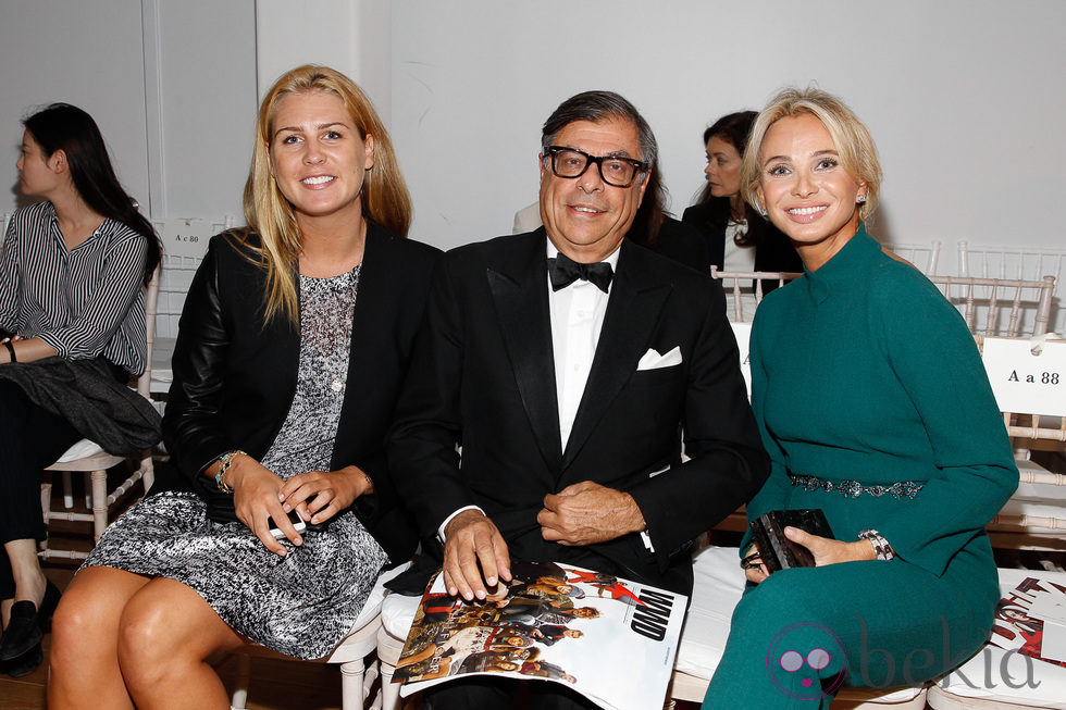 Corinna zu Sayn-Wittgenstein con su hija y Bob Colacello en el Nueva York Fashion Week primavera/verano 2015