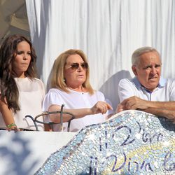 Gloria Camila con sus tíos Gloria y José Antonio en Chipiona en la procesión de la Virgen de Regla