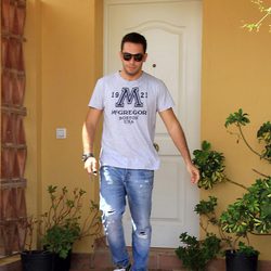 Alberto Isla en la puerta de su casa en Sanlúcar de Barrameda
