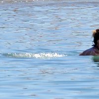 María Teresa Campos se da un chapuzón en el mar en Málaga