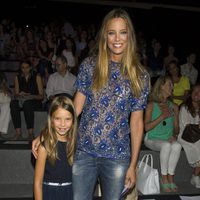 Estefanía Luyk con su hija Aroa en el desfile de Devota & Lomba en Madrid Fashion Week primavera/verano 2015