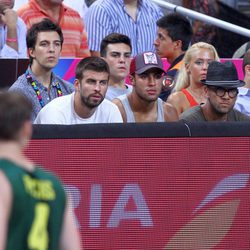 Joan Piqué, Gerard Piqué, Rafinha, Dani Alves y Neymar en el partido de baloncesto Estados Unidos-Lituania