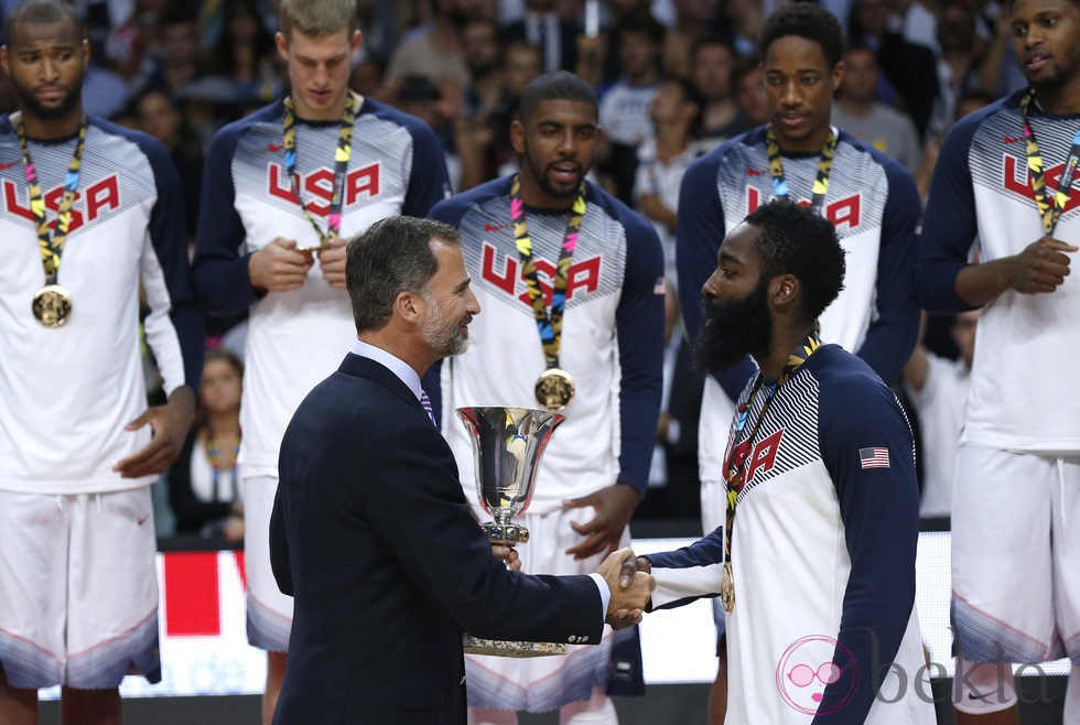 Rey Felipe VI entrega la Copa del Mundo de Baloncesto a James Harden