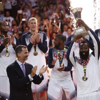 El Rey Felipe tras entregar a Estados Unidos la Copa del Mundo de Baloncesto 