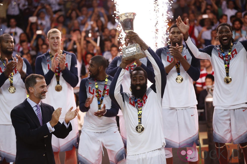 El Rey Felipe tras entregar a Estados Unidos la Copa del Mundo de Baloncesto 