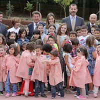 Los Reyes Felipe y Letizia con niños en la apertura del Curso Escolar 2014/2015