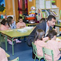 El Rey Felipe con unos niños en la apertura del Curso Escolar 2014/2015