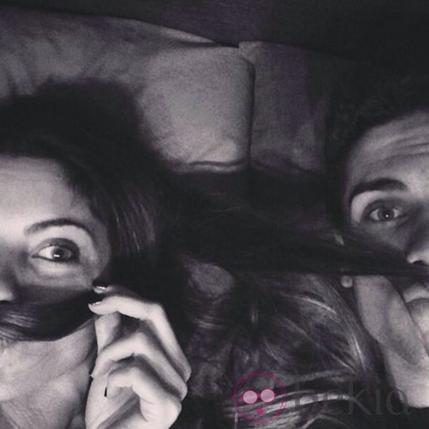 Melissa Jiménez y Marc Bartra juegan a ponerse bigotes