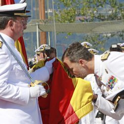 El Rey Felipe VI besa la bandera en la Escuela Naval de Marín