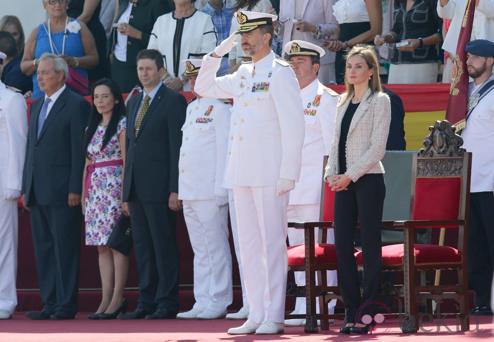 Los Reyes de España presiden un acto militar en la Escuela Naval de Marín