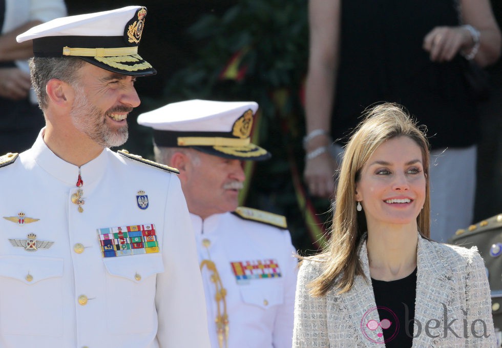 Los Reyes de España durante un acto conmemorativo en la Escuela Naval de Marín