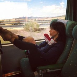 Hilaria Thomas haciendo yoga con su hija Carmen Gabriela en una tren rumbo a Murcia