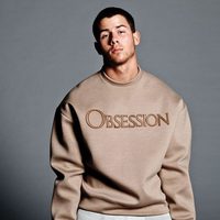 Nick Jonas con sudadera y en calzoncillos para Flaunt Magazine