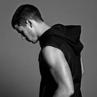 Nick Jonas con chaleco sin mangas para Flaunt Magazine