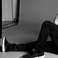 Nick Jonas saca bíceps para la revista Flaunt Magazine