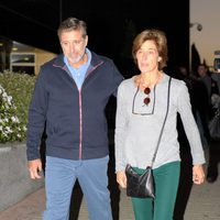 Emilio Aragón y su mujer Aruca saliendo de la capilla ardiente de Pedro Peña