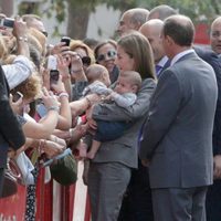 La Reina Letizia coge a unos bebés en Zafra