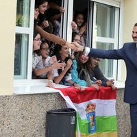 El Rey Felipe saluda a unas niñas en la apertura del Curso de Formación Profesional 2014/2015