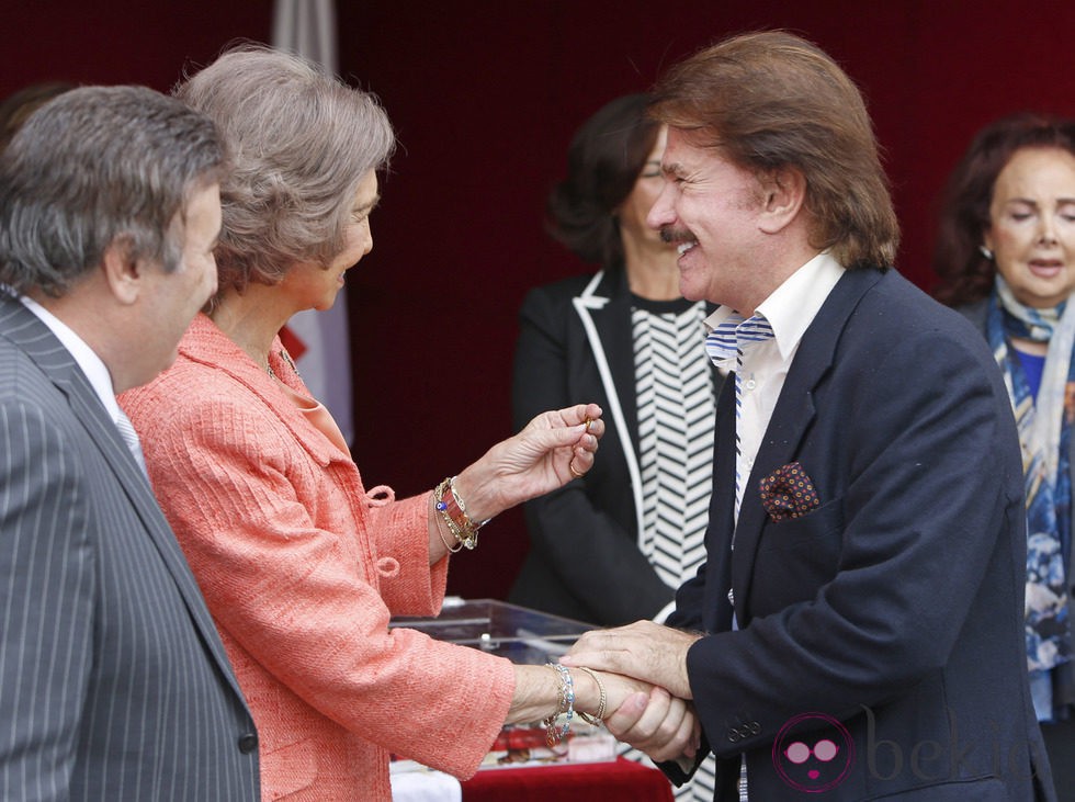 Bigote Arrocet con la Reina Sofía el Día de la Banderita 2014