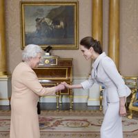 Angelina Jolie saluda a la Reina Isabel II en Buckingham Palace