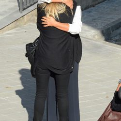 Patricia Cerezo abraza a Lydia Bosch en el funeral de su padre