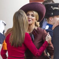 La Reina Letizia y Máxima de Holanda se dan un beso en el viaje oficial de los Reyes de España a Países Bajos