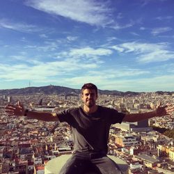 Gerard Piqué posa con Barcelona a sus espaldas