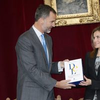 Los Reyes Felipe y Letizia presentan sonrientes en 23 Diccionario de la Lengua Española