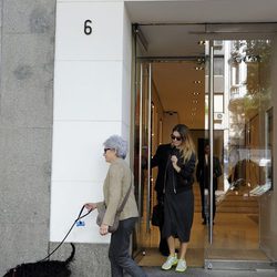 Blanca Suárez saliendo de Dior con su madre y su perro Pistacho