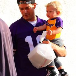 Josh Duhamel y su hijo Axl asisten a un partido de fútbol en Minessota 