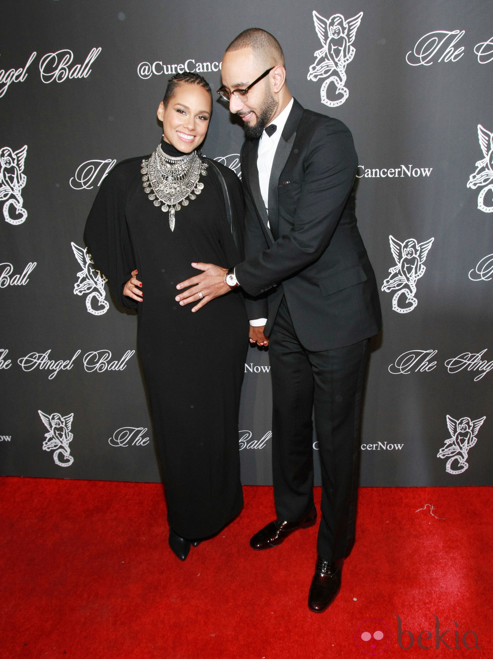 Alicia Keys y Swizz Beatz posan a su llegada a gala benéfica de Gabrielle's Angel Foundation