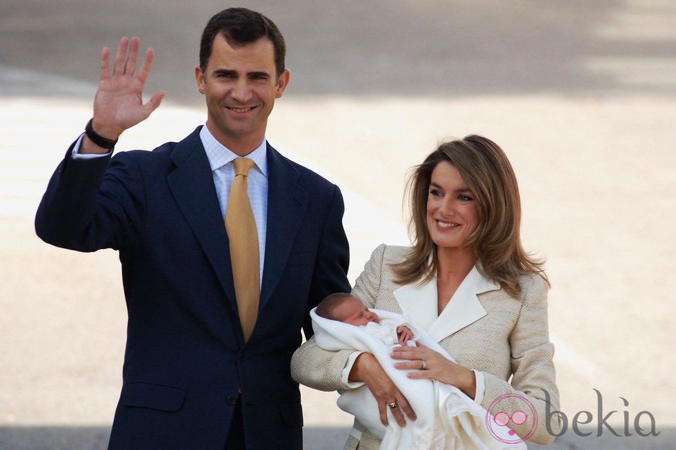Los Príncipes Felipe y Letizia presentando a la salida del hospital a la Infanta Leonor
