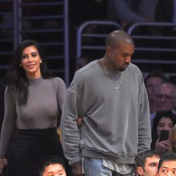 Kim Kardashian y Kanye West en un partido de Los Lakers