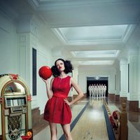 Eva Green juega a los bolos en el mes de agosto del Calendario Campari 2015