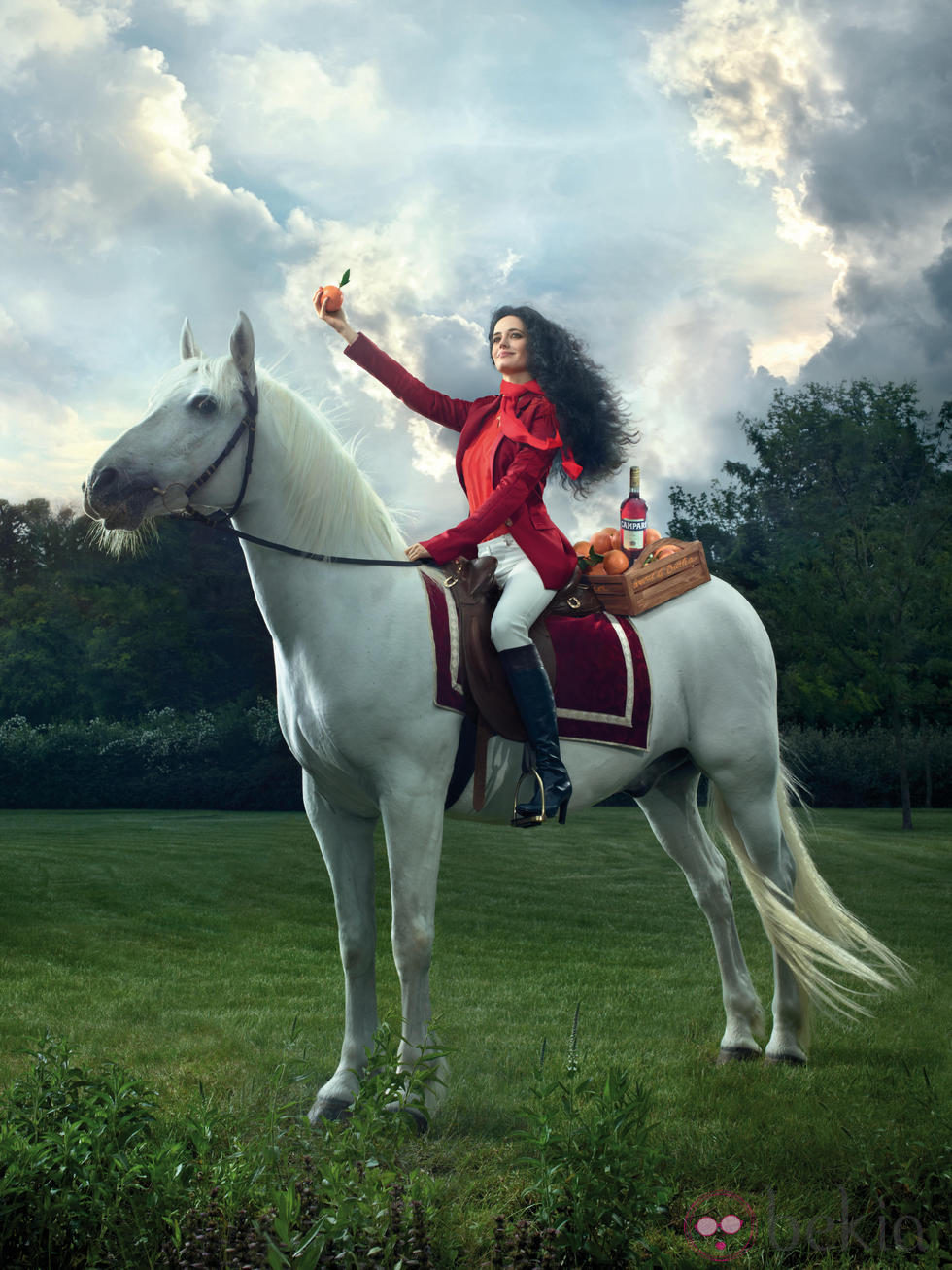 Eva Green es una amazona en el mes de abril del Calendario Campari 2015