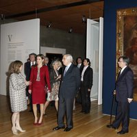 La Reina Letizia recibe explicaciones de la exposición 'Tesoros de los Palacios Reales de España' en Lisboa