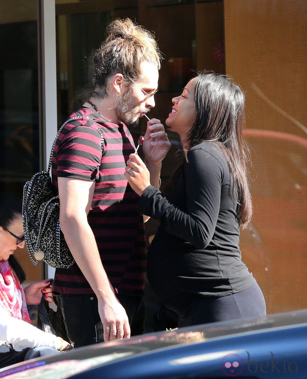 Zoe Saldaña y su marido, Marco Perego, muy cariñosos antes de ser padres