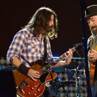 Dave Grohl y Zac Brown durante su actuación en Concert for Valor 2014