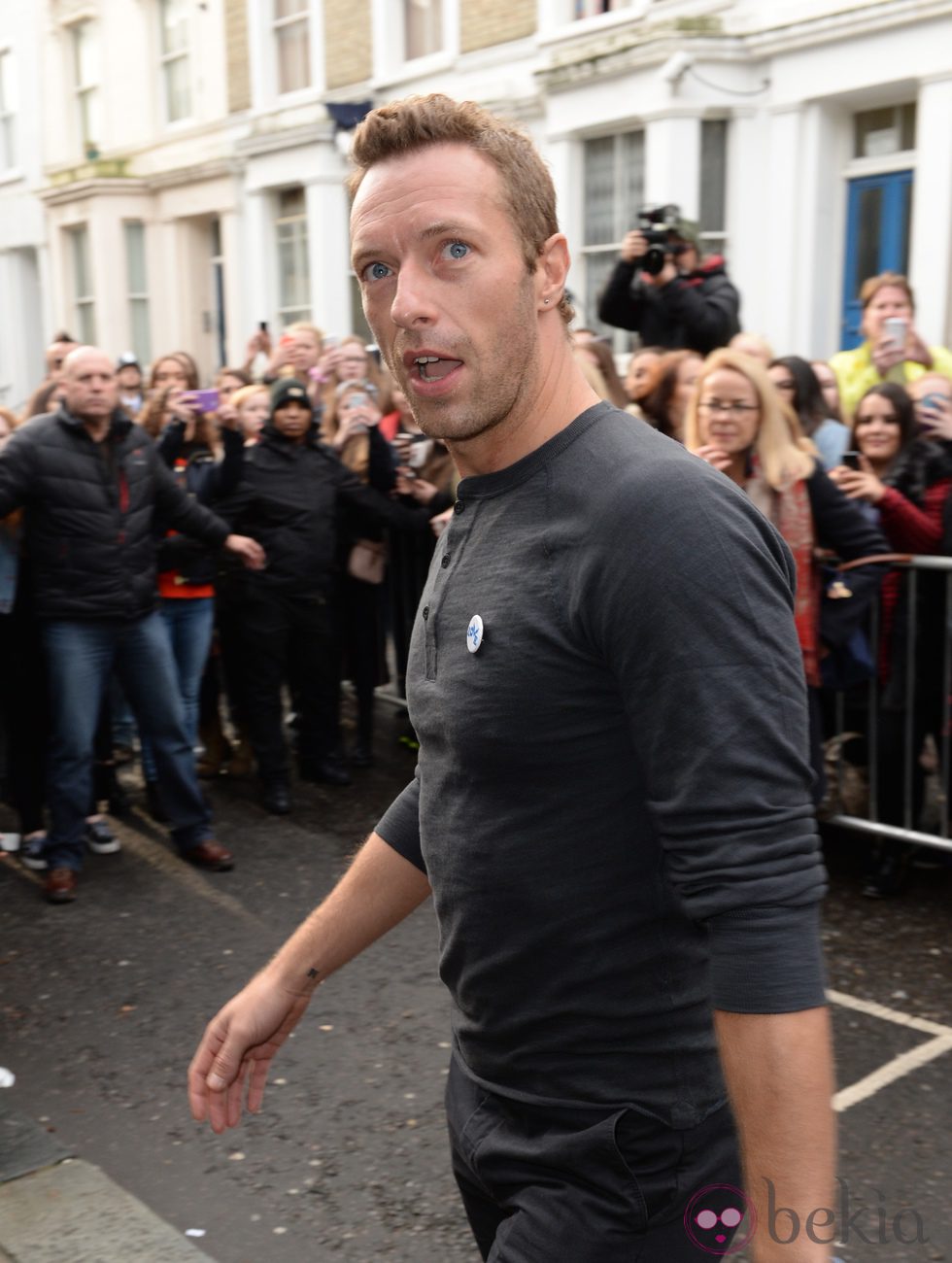 Chris Martin a su llegada al estudio para grabar la canción en apoyo al ébola
