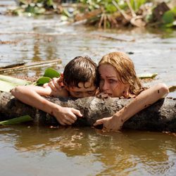 Naomi Watts y Tom Holland en una escena de 'Lo Imposible'
