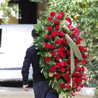 Una corona de rosas llegando al Palacio de las Dueñas tras la muerte de la Duquesa de Alba