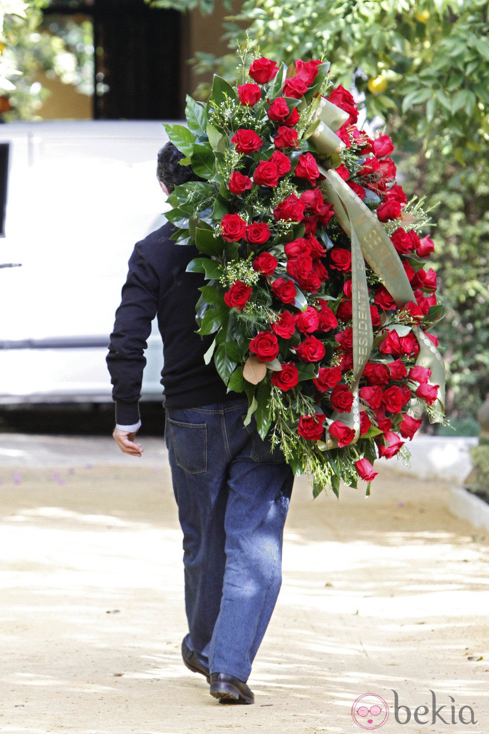 Una corona de rosas llegando al Palacio de las Dueñas tras la muerte de la Duquesa de Alba