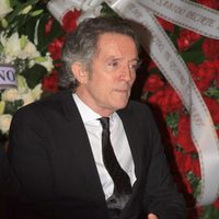 Alfonso Díez roto de dolor en la capilla ardiente de la Duquesa de Alba