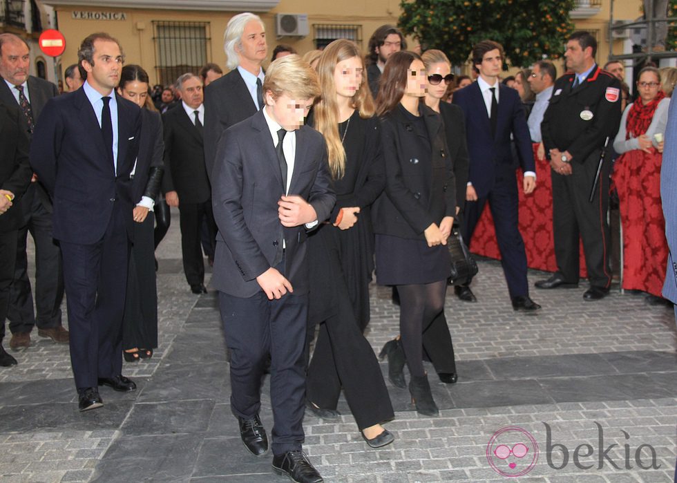 Los hijos y nietos de la Duquesa de Alba en el entierro de sus cenizas en la iglesia del Cristo de los Gitanos
